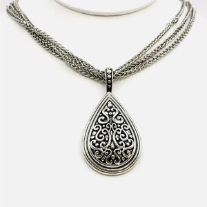 Lía Sophia 3 chain necklace with hanging pendant